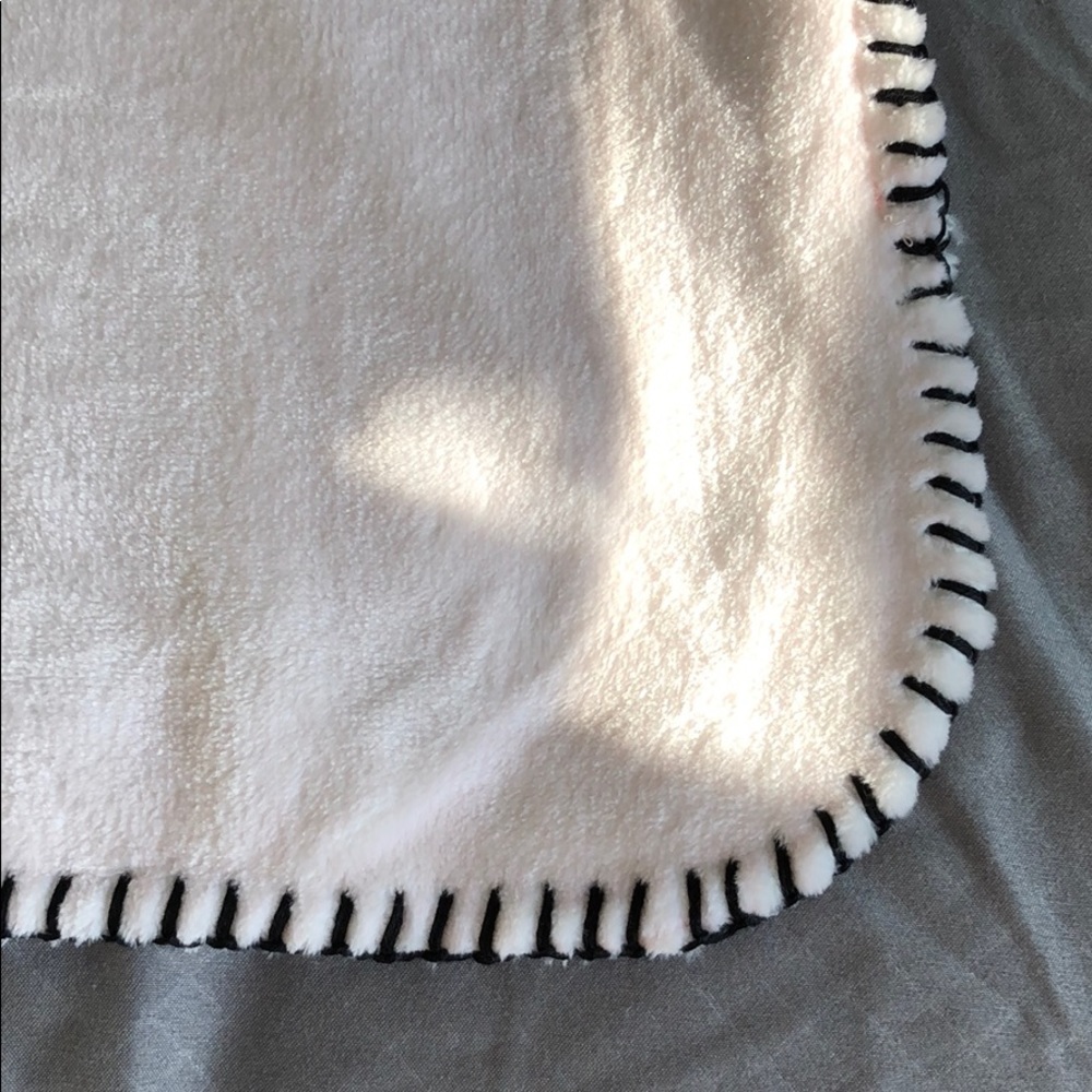 🆕 Victoria’s Secret Plush Throw - Picture 4 of 5